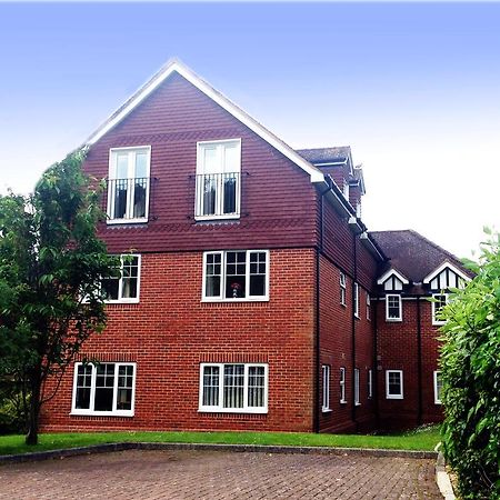 St Raphael House, City Centre Charming Apartments Basingstoke Dış mekan fotoğraf