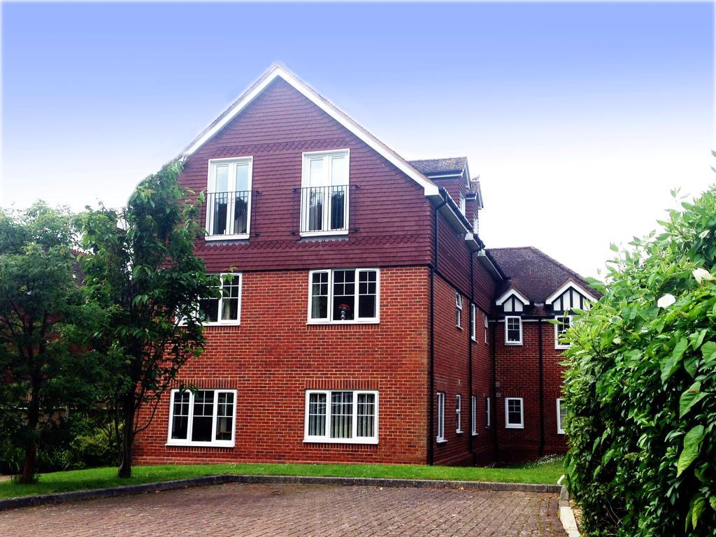 St Raphael House, City Centre Charming Apartments Basingstoke Dış mekan fotoğraf