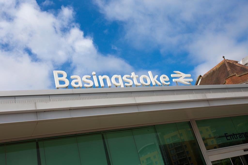 St Raphael House, City Centre Charming Apartments Basingstoke Dış mekan fotoğraf